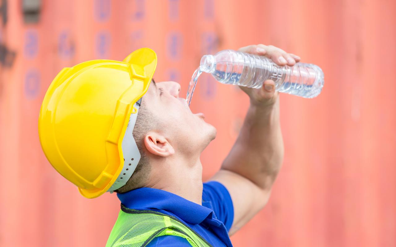 Voldoende drinken tijdens de hitte is van zeer groot belang. Voldoende drinken tijdens de hitte is van zeer groot belang.