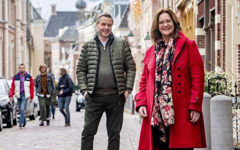 Harry Bevers in 2021 op campagne met Aukje de Vries. Mede dankzij haar doorschuiven naar het kabinet komt Bevers in de Tweede Kamer voor de VVD. 