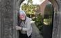 Hinke Visser-Oostra (100) in het poortje van de gasthuiswoningen van het Poptaslot, tegenover haar huis in Marsum. 