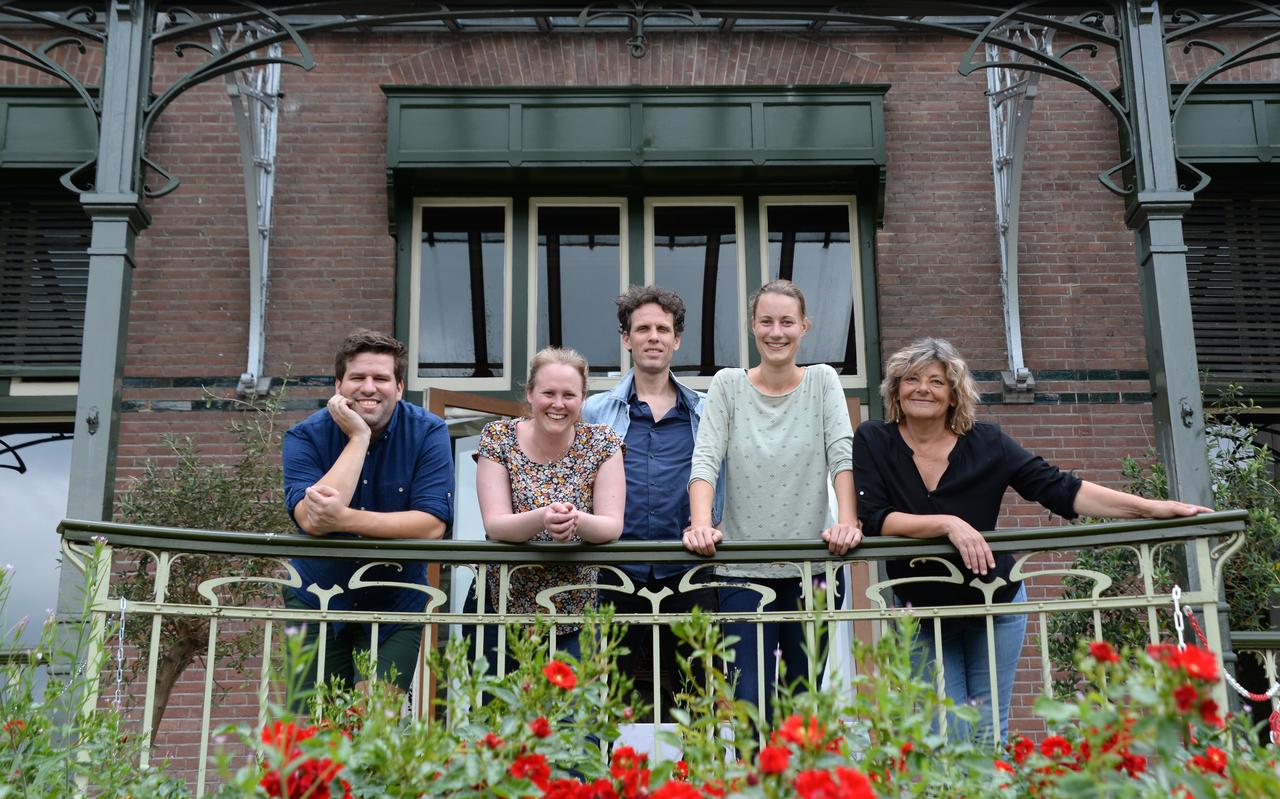 Het Cohda Kwartet met in het midden dichter Nyk de Vries, v.l.n.r. Stephan Esmeijer, Anneke Hoekman, Nyk de Vries, Marit Darlang, en Lies van der Grient. Het Cohda Kwartet met in het midden dichter Nyk de Vries, v.l.n.r. Stephan Esmeijer, Anneke Hoekman, Nyk de Vries, Marit Darlang, en Lies van der Grient.