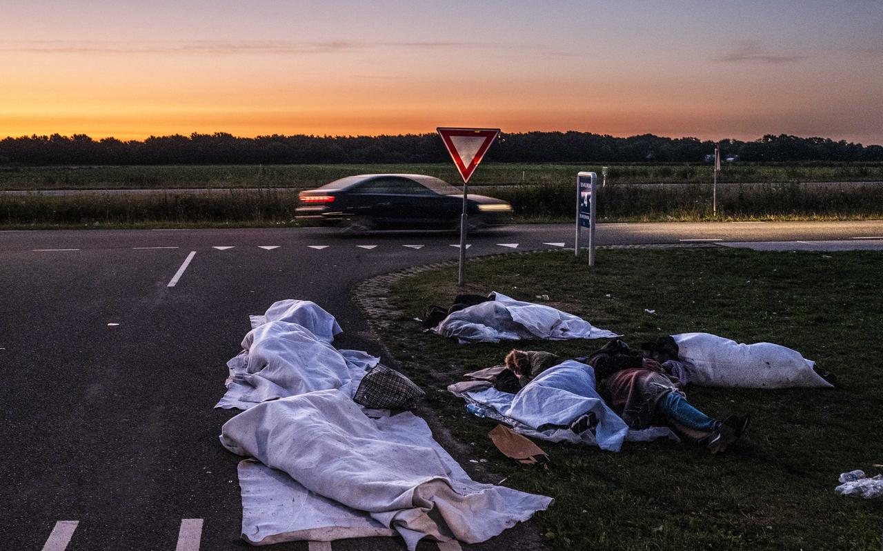 Honderden asielzoekers slapen buiten voor de poort bij het aanmeldcentrum in Ter Apel. Honderden asielzoekers slapen buiten voor de poort bij het aanmeldcentrum in Ter Apel.