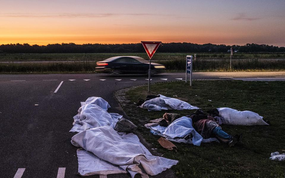 Honderden asielzoekers slapen buiten voor de poort bij het aanmeldcentrum in Ter Apel.