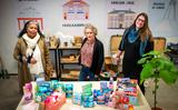 Leny Postma, Sylvia Willemsen en Anja Wester met de menstruatieproducten van Bloed Serieus.