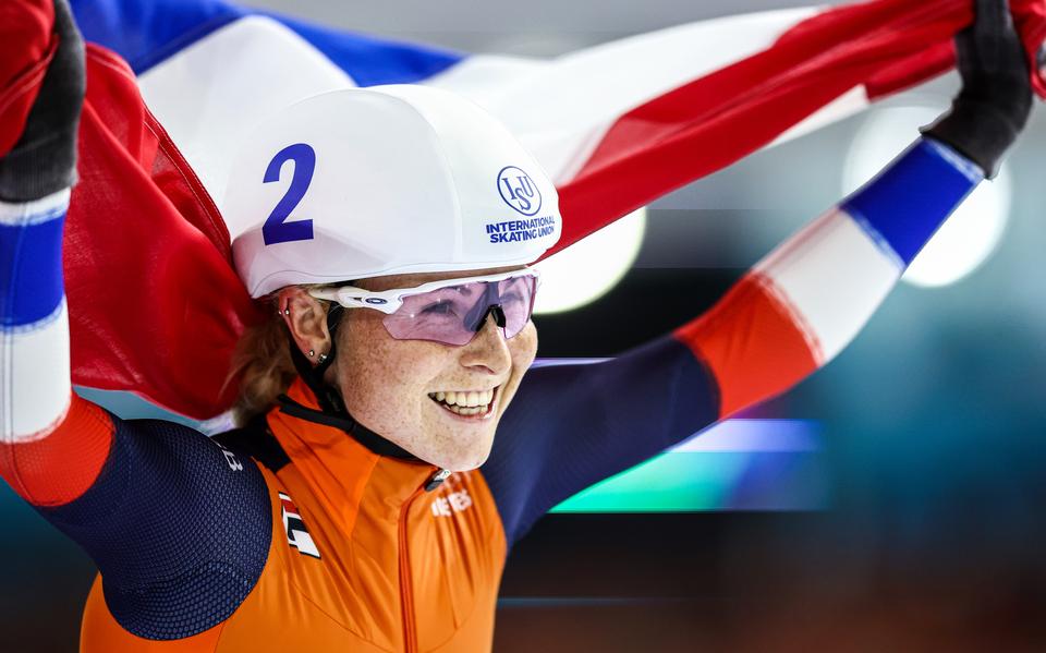 Marijke Groenewoud wint de finale massastart voor vrouwen op de ISU WK Afstanden schaatsen in Thialf.