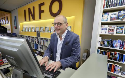 Boekhandelaar Eduard Kuijt van boekhandel Binnert Overdiep in Heerenveen. 