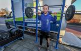 Sayan Bervoets van Fitstudio Sayan uit Oudehaske met zijn busje vol fitnessapparatuur. 