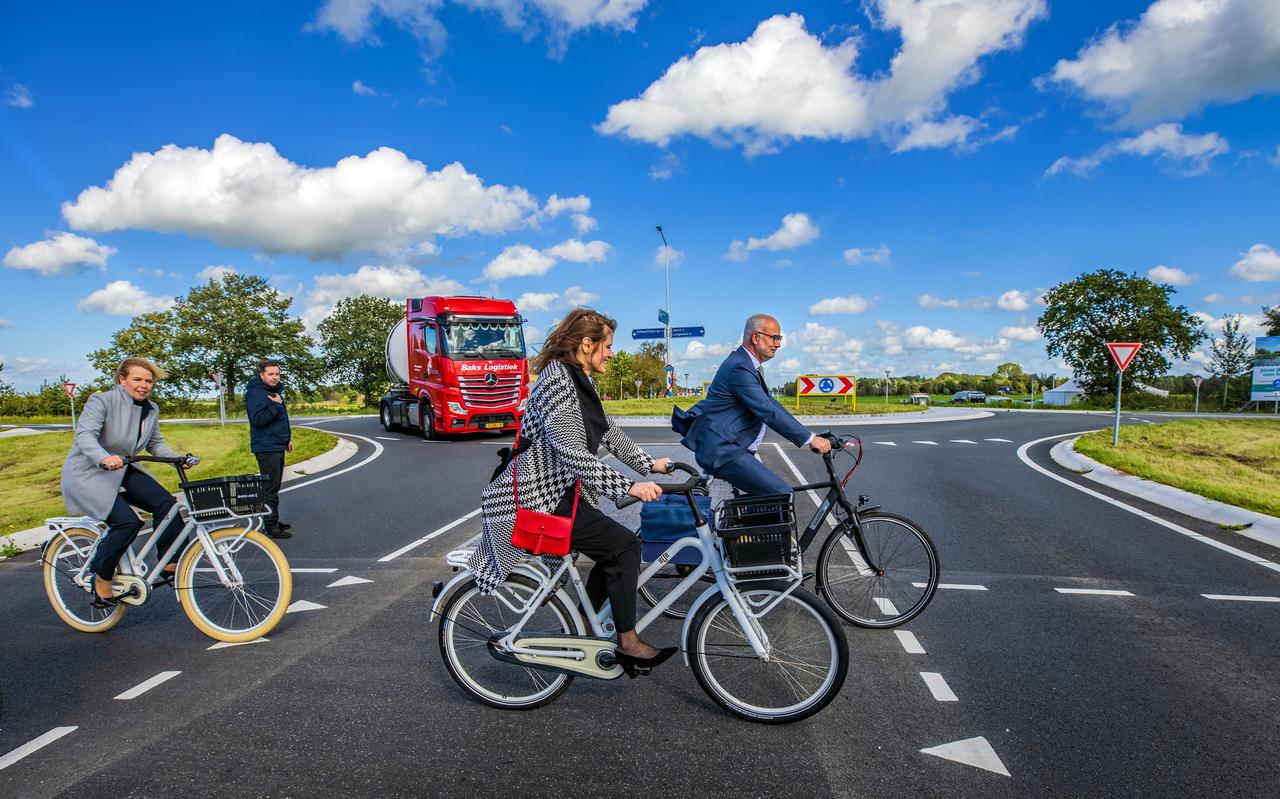 Minister Barbara Visser fietst over de nieuwe rotonde in Broek-Zuid tijdens haar werkbezoek aan De Fryske Marren. Net voor haar over de streep komt burgemeester Fred Veenstra. In derde positie gedeputeerde Avine Fokkens.