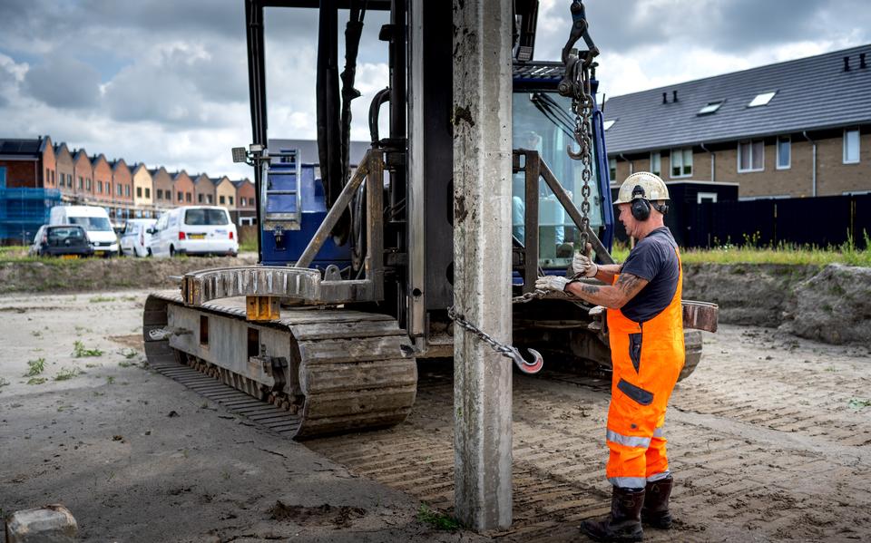 Palen worden geheid voor het Drachtstervaart Project in Drachten, augustus 2024.