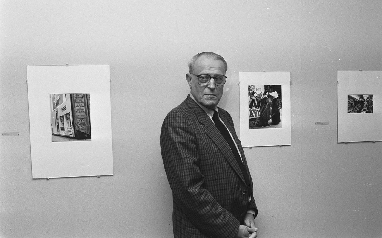 W.F. Hermans in 1986 bij zijn fotos op een fototentoonstelling in het Stedelijk Museum.