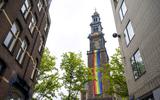 De regenboogvlag hangt aan de Westertoren in Amsterdam.  