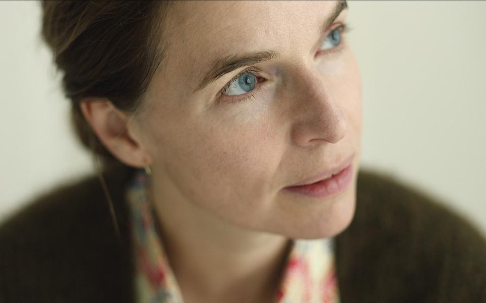Merel (Thekla Reuten) ontwijkt de dood van haar man in Narcosis. 