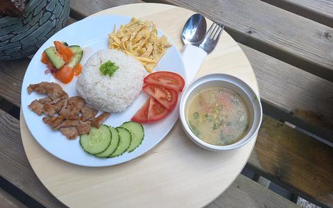 baai sach shrouk geserveerd met een soepje.