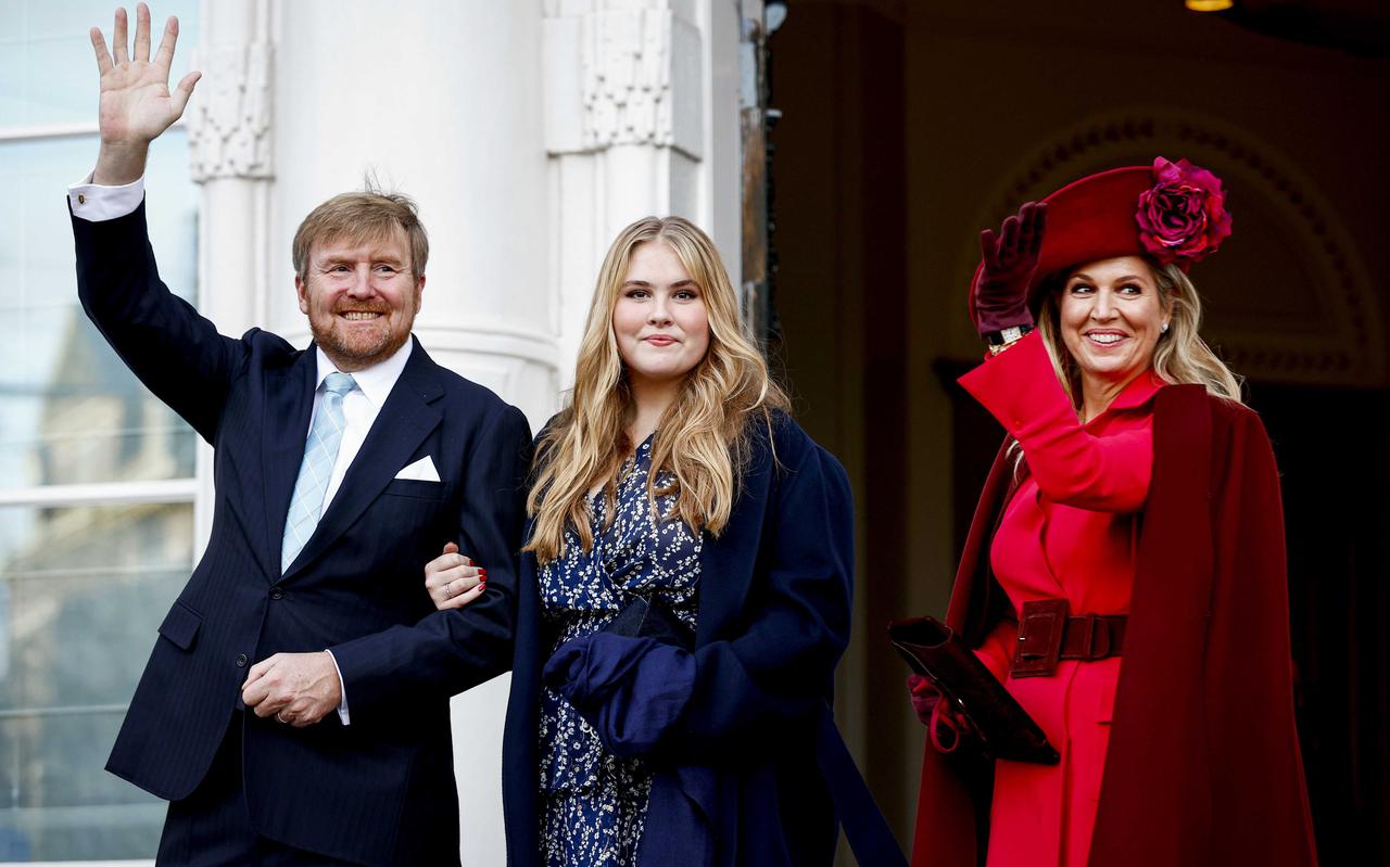 Koning-Willen-Alexander, prinses Amalia en koningin Máxima vertrekken na afloop van de buitengewone vergadering van de Raad van State. 