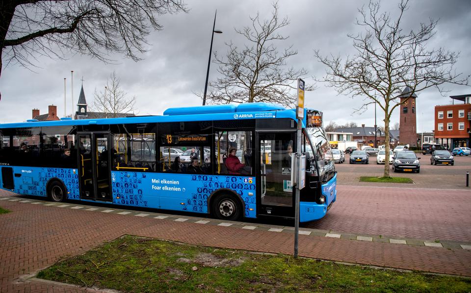 Een Arriva-bus op het Torenplein in Surhuisterveen.