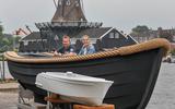 Duurzame sloepen, gebouwd door een 3D-printer. Op de foto Jörgen de Jong en Marieke de Boer.