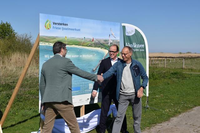 Werk aan het verbeteren en versterken van de IJsselmeerkust bij Workum van start