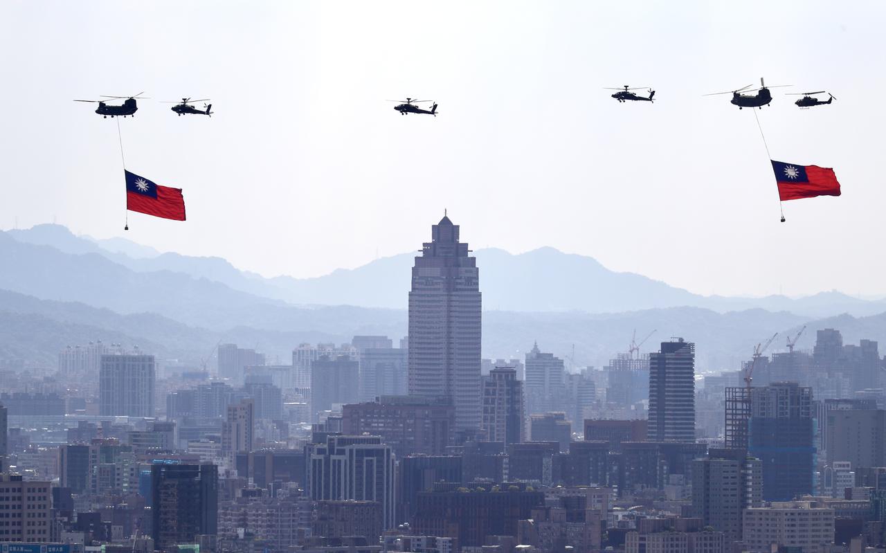 Militair vlagvertoon boven Taipei. Taiwan vierde zondag dat in 1949 de Republiek van China werd gesticht. Dat is de officiële naam van Taiwan.
