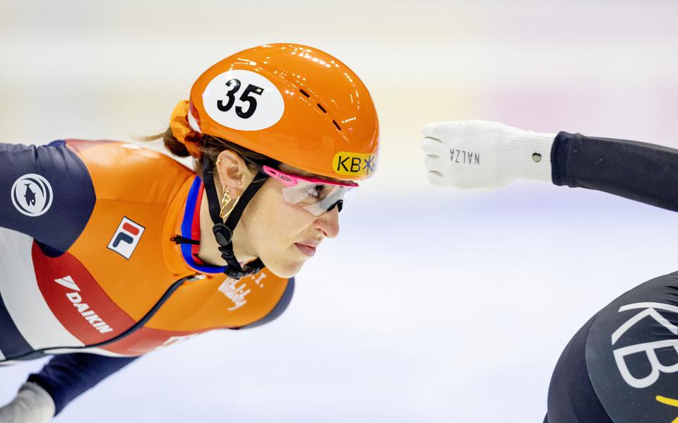 Suzanne Schulting in actie tijdens de kwartfinale op de 1.500 meter van de WK Shorttrack in Zuid-Korea.