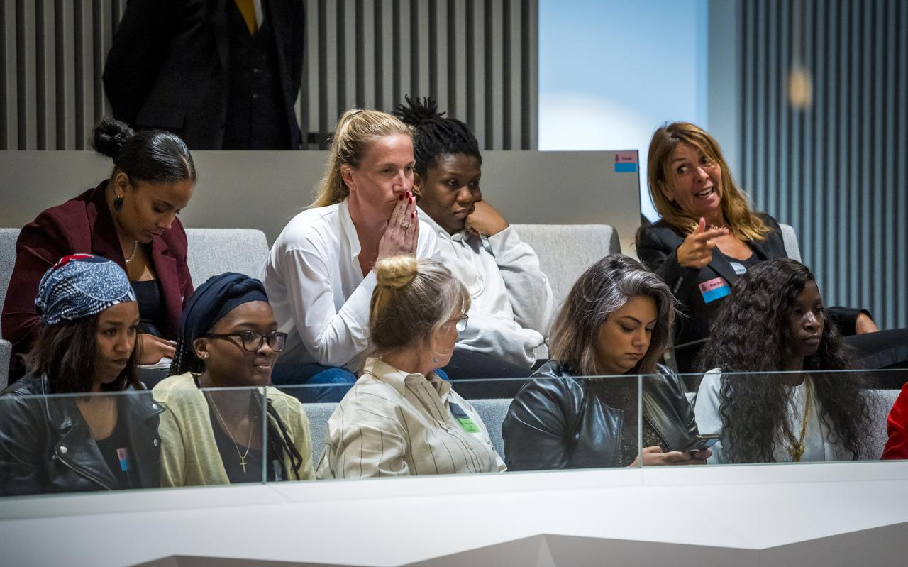 Gedupeerde ouders op de publieke tribune tijdens een debat in de Tweede Kamer over de uit huis geplaatste kinderen wier ouders slachtoffer zijn van het toeslagenschandaal, 12 mei 2022. 