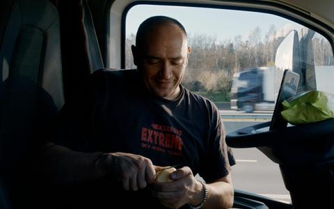 Petar luncht in zijn truck terwijl hij belt met zijn thuisfront in de film A parked life.