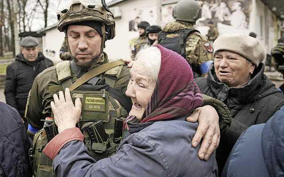 Inwoners van Boetsja reageren dolgelukkig op de komst van de Oekraïense troepen.