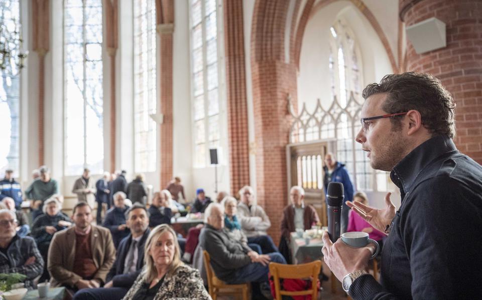 Predikant Christiaan Kanis spreekt de aanwezigen in de Petrus en Pauluskerk in Loppersum toe.