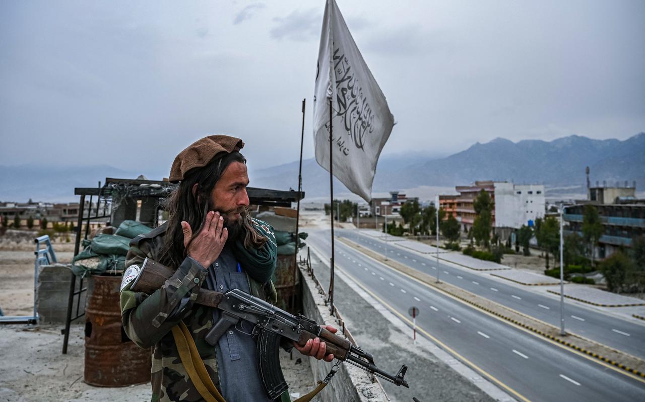 Een talibanstrijder bewaakt een weg in de provincie Laghman. Op veel wegen is het veiliger sinds de taliban de macht in Afghanistan overnam. 