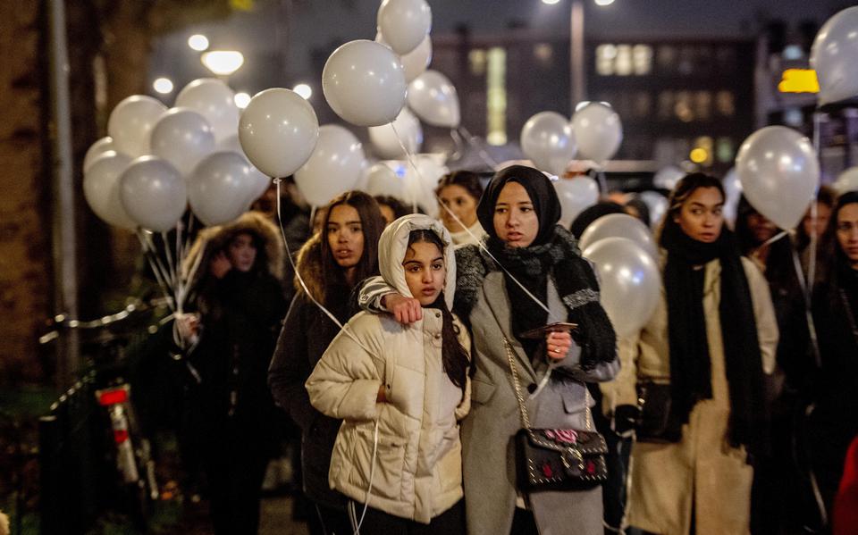 In Rotterdam werd op 2 februari 2019 een stille tocht gehouden voor de doodgeschoten 16-jarige scholiere Humeyra. Het meisje werd op 18 december bij haar school in Rotterdam vermoord door haar ex-vriend. 