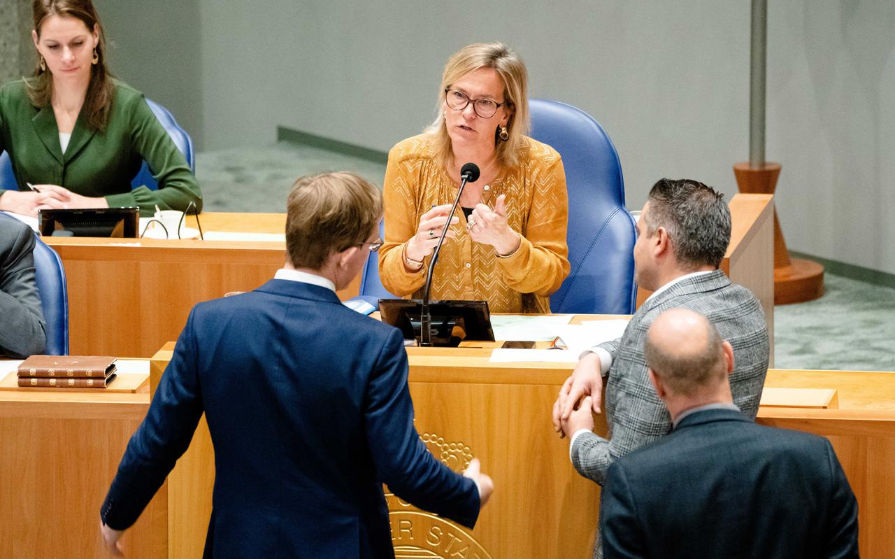 Pepijn van Houwelingen (FVD) in discussie met vervangend voorzitter Ockje Tellegen (VVD) nadat hij D66-Kamerlid Sjoerd Sjoerdsma had voorgehouden dat 'er tribunalen komen' om met hem en zijn coronavisie af te rekenen. Dat werd als bedreigend ervaren.