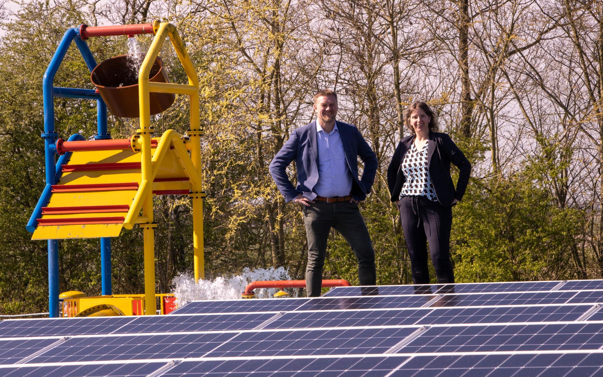Jelmer Algra (directeur Rabobank Leeuwarden - Noordwest Friesland) en Rigtsje Hooghiemstra (voorzitter stichting Zwembad Mounewetter).