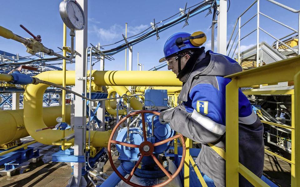 Een arbeider bij pijpleidingen van Gazprom. 
