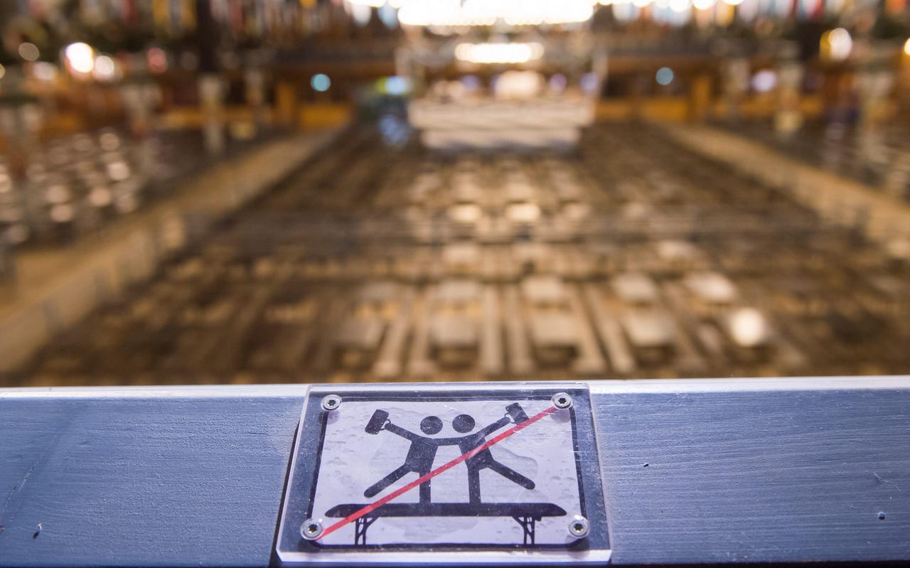 Pictogrammen in openbare ruimtes kunnen door mensen verschillend geïnterpreteerd worden. Anderen zijn wel weer eenvoudig te begrijpen. Dit bordje bij het Oktoberfest in München adviseert bijvoorbeeld om niet gezamenlijk op de bankjes te gaan dansen. Pictogrammen in openbare ruimtes kunnen door mensen verschillend geïnterpreteerd worden. Anderen zijn wel weer eenvoudig te begrijpen. Dit bordje bij het Oktoberfest in München adviseert bijvoorbeeld om niet gezamenlijk op de bankjes te gaan dansen.