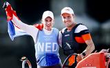 Marit Bouwmeester (l) juicht met haar broer en coach Roelof Bouwmeester.