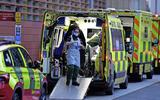 Ambulances rijden af en aan naar een ziekenhuis in Londen.