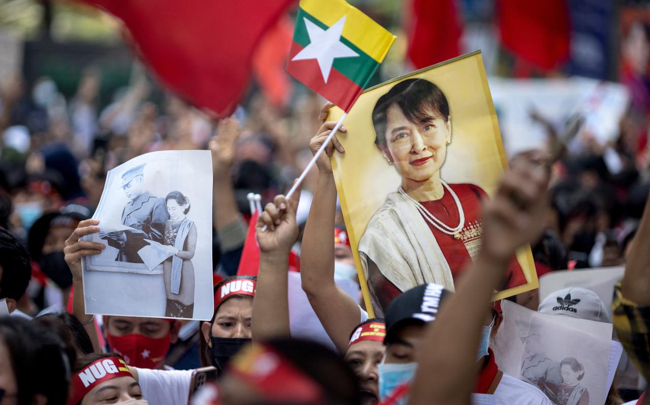 Protest tegen het gevangenhouden van de leider van de burgerregering Aung San Suu Kyi door de militaire junta van Myanmar in Bangkok.