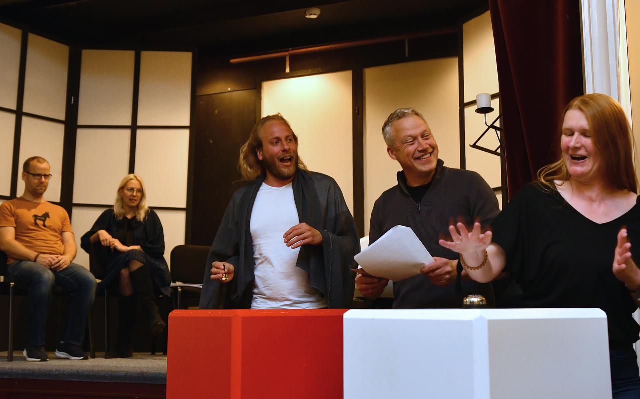 Scènebeeld uit Wolkom by it keatsen, met links op de bank Willem Westra (Klaas Tolsma) en naast hem de presentatrice (Willie Miedema).