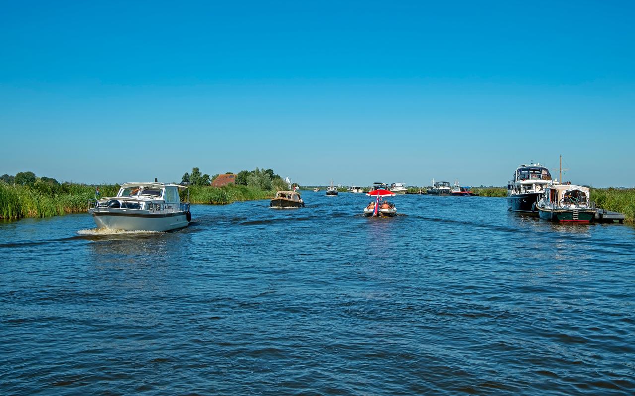 Varen op de Friese kanalen op een mooie zomerdag.