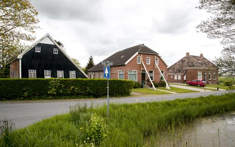 Een door aardbevingen beschadigde woning staat in de stutten in de buurt van Loppersum.        