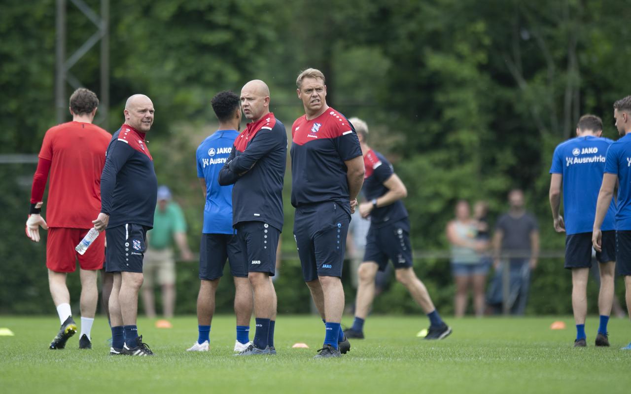 Johnny Jansen tijdens de eerste training van sc Heerenveen met zijn nieuwe staf. Johnny Jansen tijdens de eerste training van sc Heerenveen met zijn nieuwe staf.