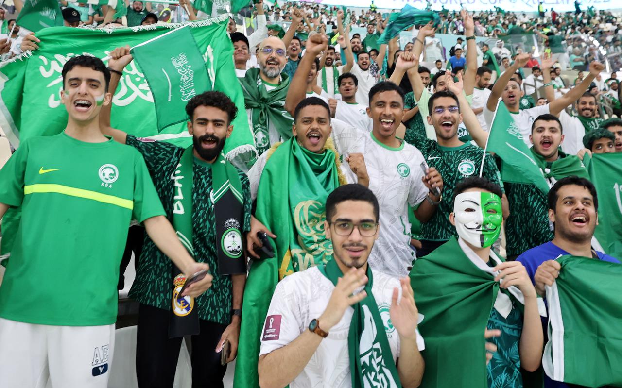 Saoedische supporters woensdag bij de laatste wedstrijd van hun nationale elftal op dit WK, het duel met Mexico in groep D.