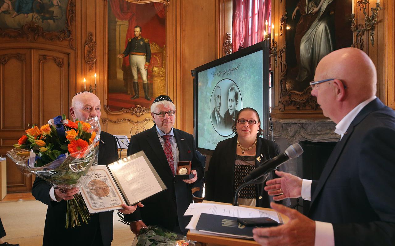 Kleinzoons Anton Roelofs en Simon Wiersma ontvingen op 21 mei 2017 de Yad Vashem voor hun grootouders uit handen van Nira Starez. Rechts in beeld Arjen Lont, honorair consul van de staat Israël in Noord-Nederland. 