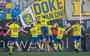 Björn Johnsen (derde van links) wordt bedolven onder ploeggenoten nadat hij <EP,1>SC Cambuur al na 58 seconden op voorsprong heeft geschoten. 