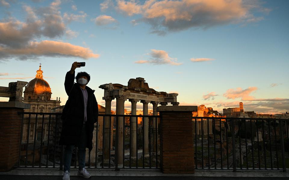 Een toerist neemt een selfie bij het Forum Romanum in Rome.
