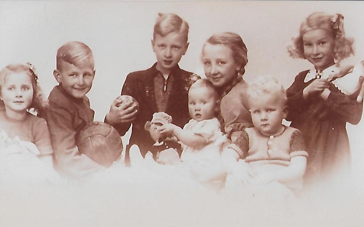 Arie Schotanus (staand in het midden met een bal) tussen zijn broers en zussen. Uiterst rechts zijn zus Gerda (met pop) die ook in Twijzelerheide werd opgevangen. Arie Schotanus (staand in het midden met een bal) tussen zijn broers en zussen. Uiterst rechts zijn zus Gerda (met pop) die ook in Twijzelerheide werd opgevangen.