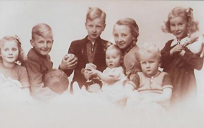 Arie Schotanus (staand in het midden met een bal) tussen zijn broers en zussen. Uiterst rechts zijn zus Gerda (met pop) die ook in Twijzelerheide werd opgevangen. 