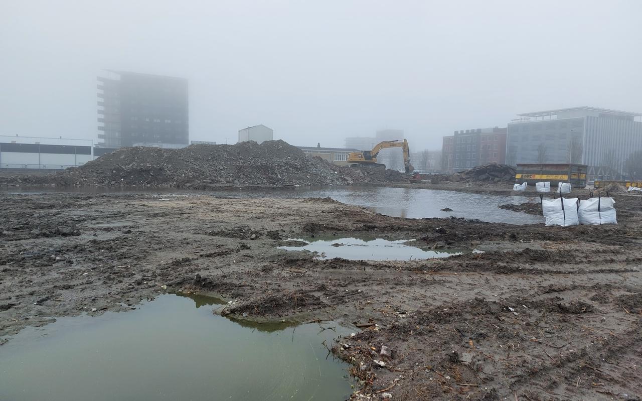 Het, naar nu blijkt vervuilde, bouwterrein waar het Friso Theater voor de musical 'De Tocht' gebouwd gaat worden.  