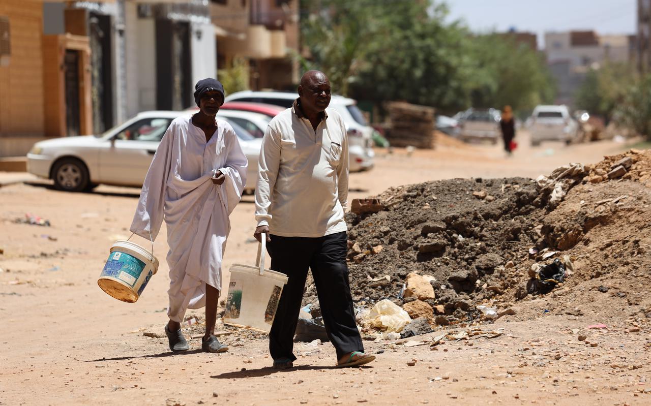 Mensen zoeken in Khartoem met emmers naar schoon drinkwater.