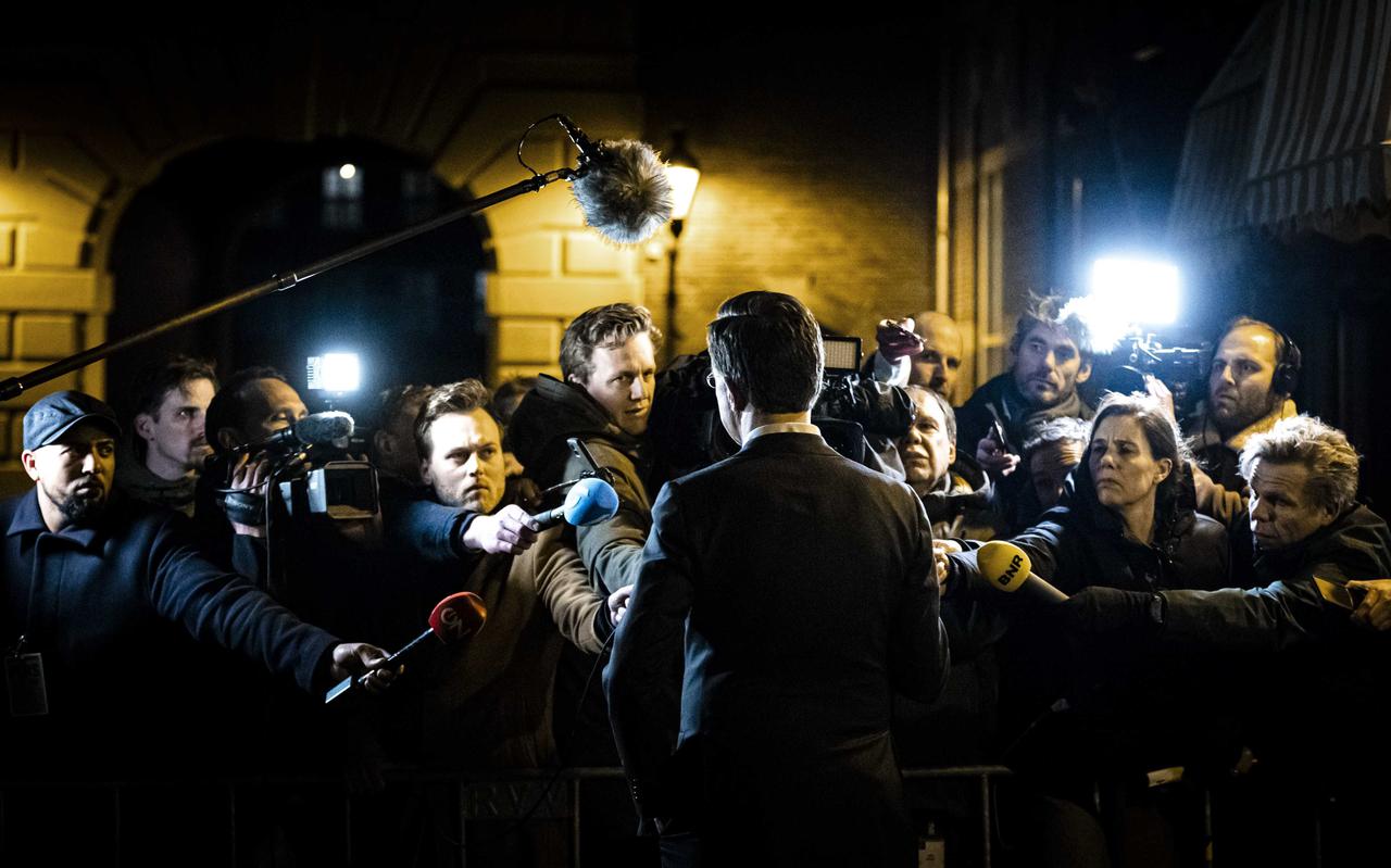 Premier Mark Rutte staat de pers te woord bij het ministerie van Algemene Zaken na afloop van topberaad over de uitslag van de Provinciale Statenverkiezingen.
