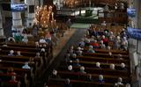 De Martinikerk in Franeker, tijdens de eerste dienst nadat de anderhalvemeter-regel weer los gelaten mocht worden, in september. 
Vorig jaar begonnen hier de Omrop-diensten. 