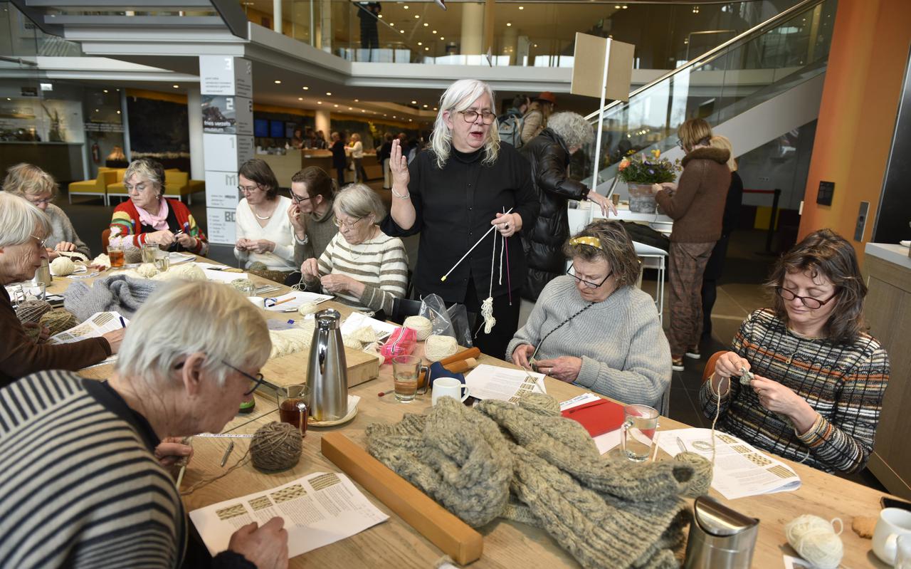Carolien Evers geeft een workshop in het kader van de Warmetruiendag. Ze heeft een klimaattrui van Friese wol gemaakt en vertelt hoe je dat doet. 